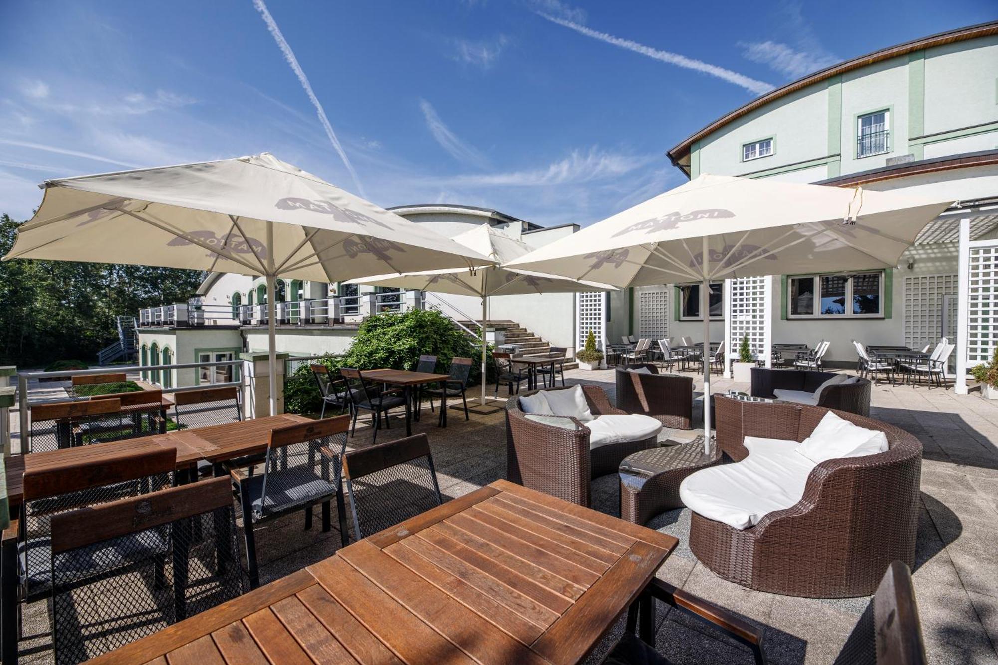 Готель Parkhotel Congress Center 4*